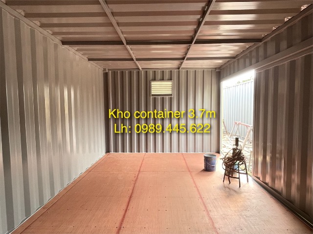 trong kho container 